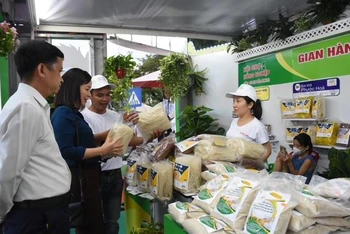 Người dân, du khách mua sản phẩm OCOP tại Hội chợ Nông nghiệp Hòa Vang năm 2022.