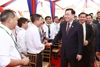 Chủ tịch Quốc hội Vương Đình Huệ với cán bộ, kỹ sư Nhà máy chế biến cao-su Tân Biên, tỉnh Kampong Thom, Campuchia. (Ảnh DOÃN TẤN)
