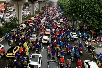 Ùn tắc giao thông vào khung giờ cao điểm trên đường Nguyễn Trãi, Hà Nội. (Ảnh Thu Hà)