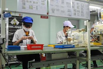 Công nhân lắp ráp linh kiện tại Công ty TNHH Việt Nam Tabuchi Electric (Khu công nghiệp Đại Đồng-Hoàn Sơn, huyện Tiên Du, tỉnh Bắc Ninh). 