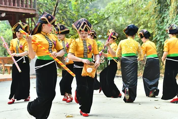 Các thành viên của đội văn nghệ bản Hồng Lếch Cang, xã Thanh Chăn, huyện Điện Biên, tỉnh Điện Biên biểu diễn xòe Thái. (Ảnh ĐĂNG KHOA)
