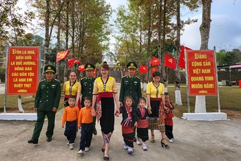 Cán bộ, chiến sĩ Đồn Biên phòng Keng Đu, huyện Kỳ Sơn (Nghệ An) với trẻ em dân tộc Khơ Mú.