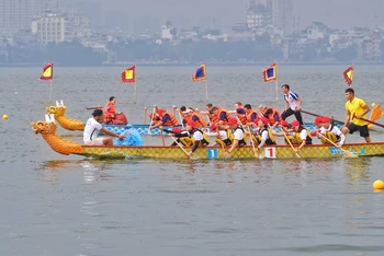 Các vận động viên tham gia Giải Bơi chải thuyền rồng Hà Nội mở rộng năm 2022 tại Hồ Tây. (Ảnh CHÍ DŨNG)