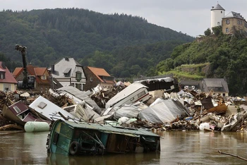 Nhà cửa bị phá hủy trong trận lũ lụt ở Đức. (Ảnh REUTERS)