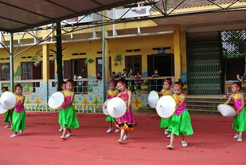 Tiết mục văn nghệ của học sinh Trường phổ thông dân tộc bán trú tiểu học Trung Chải (Sa Pa, Lào Cai).