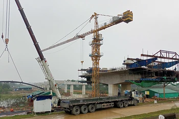 Thi công cầu vượt đê La Giang dự án cao tốc bắc-nam đoạn qua Hà Tĩnh.