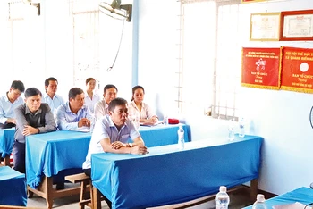 Lãnh đạo Huyện ủy Krông Ana nhận xét, góp ý buổi sinh hoạt Chi bộ thôn 2, xã Quảng Điền.