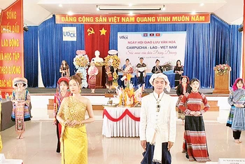 Trình diễn trang phục cổ truyền các dân tộc của ba nước Việt Nam-Lào-Campuchia.