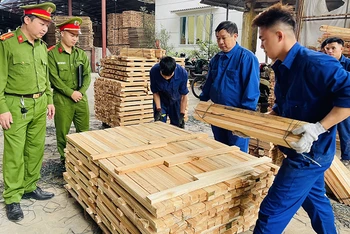 Công an xã Báo Đáp, huyện Trấn Yên (Yên Bái) kiểm tra công tác bảo đảm an toàn trong sản xuất tại một doanh nghiệp.