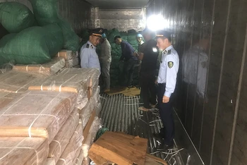 Lực lượng chức năng tỉnh Lạng Sơn kiểm tra, thu giữ gần 10 tấn sản phẩm thịt trâu đông lạnh không rõ nguồn gốc xuất xứ. 