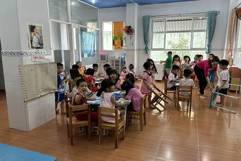 Lớp mẫu giáo được mở trong Khu lưu trú công nhân Thiên Phát, giúp người lao động yên tâm làm việc.