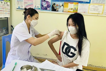 Tiêm vắc-xin phòng Covid-19 tại Trạm Y tế phường Đông Mai, thị xã Quảng Yên, tỉnh Quảng Ninh. (Ảnh HẢI CHI)