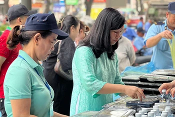 Chị Hoàng Thị Như Thanh (bên phải) tham gia hoạt động thiện nguyện “Ngày chủ nhật vì cộng đồng”.