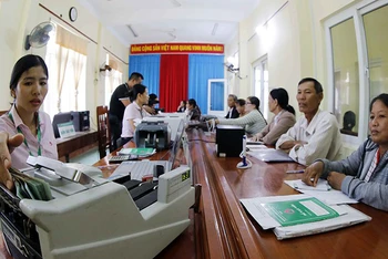 Một buổi giao dịch vay vốn tại Điểm giao dịch của Ngân hàng Chính sách xã hội huyện đảo Lý Sơn (Quảng Ngãi).
