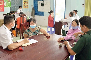 Bộ đội Biên phòng tỉnh Kiên Giang khám bệnh, cấp thuốc miễn phí cho người dân tại khu vực Cửa khẩu quốc tế Hà Tiên. (Ảnh VĂN LINH)