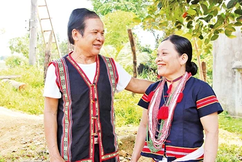 Vợ chồng ông Minh, bà Hà lưu truyền và bảo vệ văn hóa dân tộc.