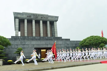 Cán bộ, chiến sĩ Bộ Tư lệnh Bảo vệ Lăng Chủ tịch Hồ Chí Minh thực hiện nghi lễ chào cờ hằng ngày.