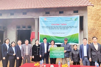 Bàn giao nhà cho hộ ông Lành Văn Chú (thôn Sài Hồ, xã Tân Thành, huyện Cao Lộc) xây từ nguồn quỹ "Vì Người nghèo" tỉnh Lạng Sơn hỗ trợ.