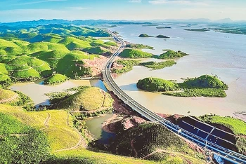 Tuyến đường cao tốc Vân Đồn-Móng Cái góp phần tạo động lực cho Quảng Ninh phát triển kinh tế-xã hội.