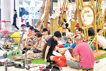  Người dân Hà Nội "trốn nóng" trong trung tâm thương mại. Người dân Hà Nội "trốn nóng" trong trung tâm thương mại.