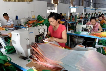 May túi xuất khẩu tại Công ty Huyền Bính (Nam Định). (Ảnh LÂM THANH)