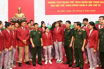 Lãnh đạo Bộ Quốc phòng, Tổng cục Chính trị và các đại biểu tại Lễ tuyên dương thành tích Đoàn Thể thao Quân đội tham gia Đại hội Thể thao Đông Nam Á lần thứ 32. (Ảnh KHỔNG MINH KHÁNH)