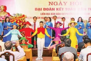 Một tiết mục văn nghệ tại Ngày hội đại đoàn kết toàn dân tộc phường Quán Thánh, quận Ba Đình. (Ảnh Đăng Anh)
