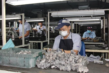 Công nhân Nhà máy 1 và 2, Công ty TNHH JuKi Việt Nam khẩn trương sản xuất đáp ứng đơn đặt hàng của đối tác. (Ảnh THẾ ANH)
