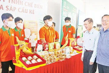 Khách hàng tham quan gian trưng bày sản phẩm chế biến từ dừa sáp của Công ty TNHH chế biến dừa sáp Cầu Kè, huyện Cầu Kè, Trà Vinh.