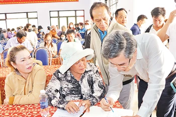 Lãnh đạo huyện Long Thành (Đồng Nai) tiếp nhận ý kiến người dân trong vùng dự án sân bay Long Thành.
