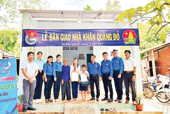Huyện đoàn Tân Biên (Tây Ninh) bàn giao nhà Khăn quàng đỏ tặng gia đình học sinh nghèo.