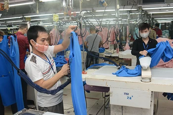 Hoàn thiện sản phẩm xuất khẩu tại Công ty cổ phần May Sơn Hà, thị xã Sơn Tây, Hà Nội. (Ảnh MINH HÀ)