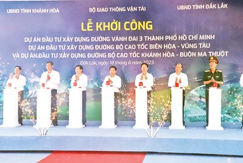 Ấn nút chính thức khởi công đường bộ cao tốc Khánh Hòa-Buôn Ma Thuột.