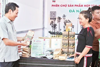Giới thiệu sản phẩm ở Phiên chợ sản phẩm hợp tác xã tại Đà Nẵng.