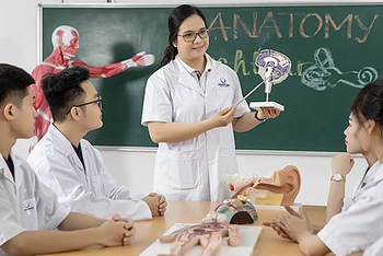 Tiến sĩ Đỗ Vân Khanh chia sẻ, truyền đạt kiến thức y khoa cho sinh viên. (Ảnh Trường đại học PHENIKAA)
