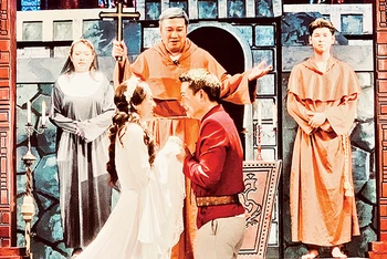 Một cảnh trong vở diễn “Romeo và Juliet” của Đoàn Kịch nói Hải Phòng trên sân khấu Nhà hát thành phố.