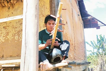 Nghệ nhân A Huynh và chiếc đàn goong truyền thống.