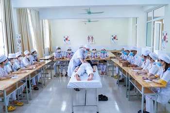 Sinh viên thực tập tại phòng thực tập tiền lâm sàng của Trường đại học Y-Dược Thái Bình.