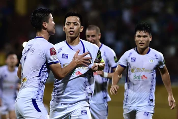 Niềm vui của Văn Quyết khi ghi bàn thắng nâng tỷ số 2-1 cho Hà Nội FC. (Ảnh THANH HẢI)