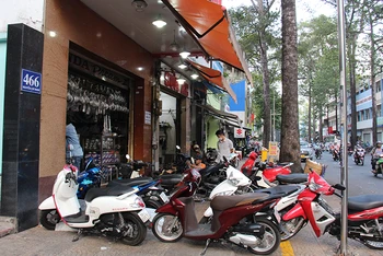 Các cửa hàng kinh doanh ở khu vực đường Nguyễn Chí Thanh (Quận 10) chiếm dụng vỉa hè, không còn chỗ cho người đi bộ. (Ảnh THẾ ANH)