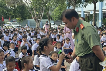 Cán bộ Công an tỉnh Bà Rịa-Vũng Tàu tuyên truyền về phòng chống xâm hại, bắt cóc trẻ em trên địa bàn thị xã Phú Mỹ.