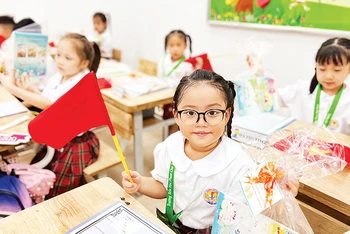 Các em học sinh Hà Nội chuẩn bị bước vào năm học mới 2023-2024.