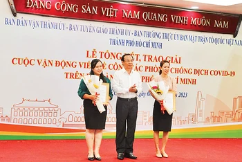 Đồng chí Nguyễn Văn Nên, Ủy viên Bộ Chính trị, Bí thư Thành ủy Thành phố Hồ Chí Minh trao Giải nhất cho hai tác giả.