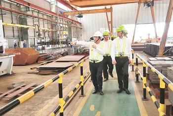 Lãnh đạo tỉnh Đồng Nai thị sát tình hình sản xuất, kinh doanh tại một nhà máy ở thành phố Long Khánh.