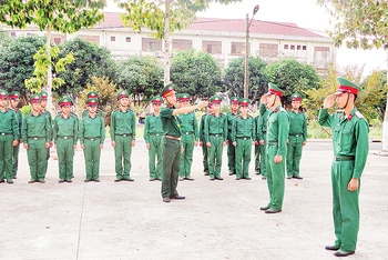 Các đơn vị thuộc Bộ Chỉ huy Quân sự tỉnh Hậu Giang tổ chức huấn luyện điều lệnh đội ngũ vào thứ tư hằng tuần. 