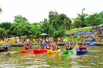 Khách du lịch tham gia tour chèo thuyền kayak tại Đà Nẵng.