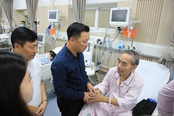 Đại diện Ủy ban Mặt trận Tổ quốc Việt Nam thành phố Hà Nội thăm hỏi nạn nhân vụ cháy đang được điều trị tại Bệnh viện Bạch Mai.