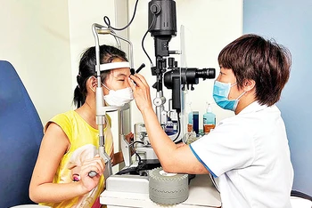Bác sĩ Bệnh viện Mắt Hà Nội 2 thăm khám cho bệnh nhi.