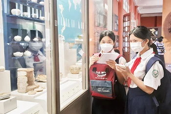 Học sinh tham quan Bảo tàng Lịch sử Thành phố Hồ Chí Minh. 