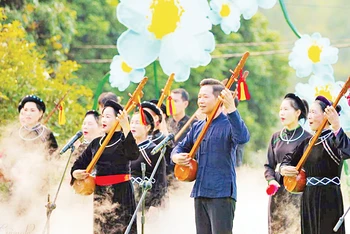 Tiết mục hát Then tại Lễ hội hoa sở tổ chức tại huyện Bình Liêu.